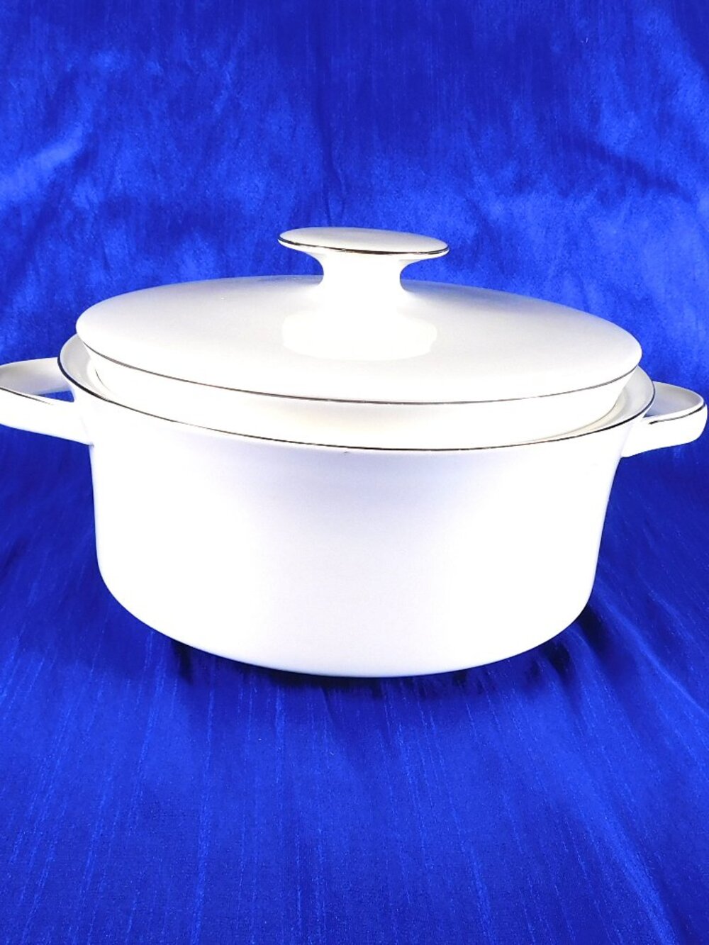Thomas Round Covered Casserole Dish Vegetable Pot with Insert in Platinum Band